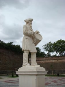 statuia tobosarului din piata Tobosarului Cetatea Alba Carolina