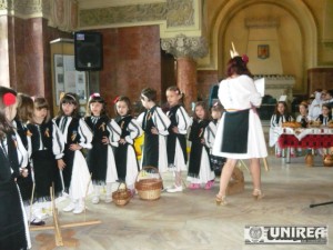 Mult imi place si iubesc portul nostru romanesc06