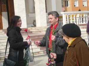 Flori pentru femeile din Cugir din partea PSD de 8 martie03