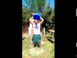 VIDEO: Fenomenul “Ice Bucket Challenge” a contaminat ALBA. Zeci de tineri au acceptat provocarea de a-şi turna apă cu gheaţă în cap, în scop umanitar