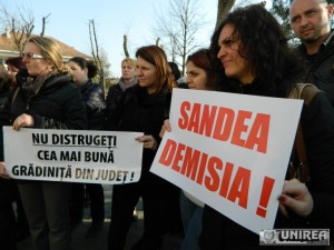 Protest-parinti-gradinita-Alba-Iulia_ISJ_Dorin-Sandea-16-300x225