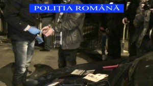 FOTO/VIDEO: I-au săltat mascații! Bărbații care au pretins că vor să verifice apometre și au furat din locuința unui albaiulian, au fost prinși de polițiști