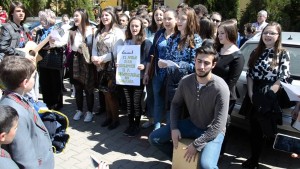 FOTO-VIDEO: MARȘUL Cărților și al Cititorilor, la Alba Iulia. Sute de elevi au celebrat Cartea, de ziua ei