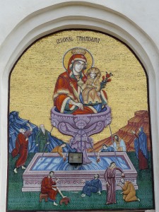Icoana in mozaic pe frontonul Manastirii Izvorul Tamaduirii-Maci