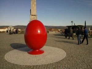oua rosii gigant Cetatea Alba Iulia (8)