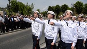 FOTO-VIDEO| Ziua Eroilor, marcată la Alba Iulia: Ceremonial religios, depuneri de coroane și defilare militară.  Toate bisericile din județ au tras clopotele în memoria bravilor eroi
